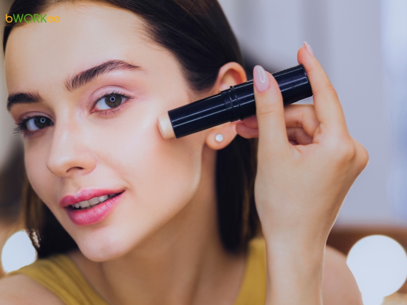 Bước 3: Sử Dụng Kem Che Khuyết Điểm