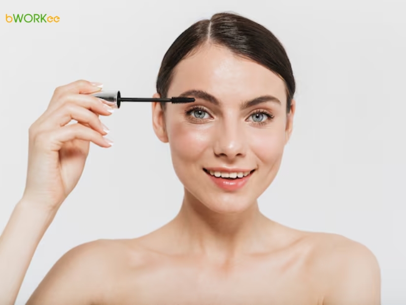 Bước 8: Bấm Mi và Chuốt Mascara