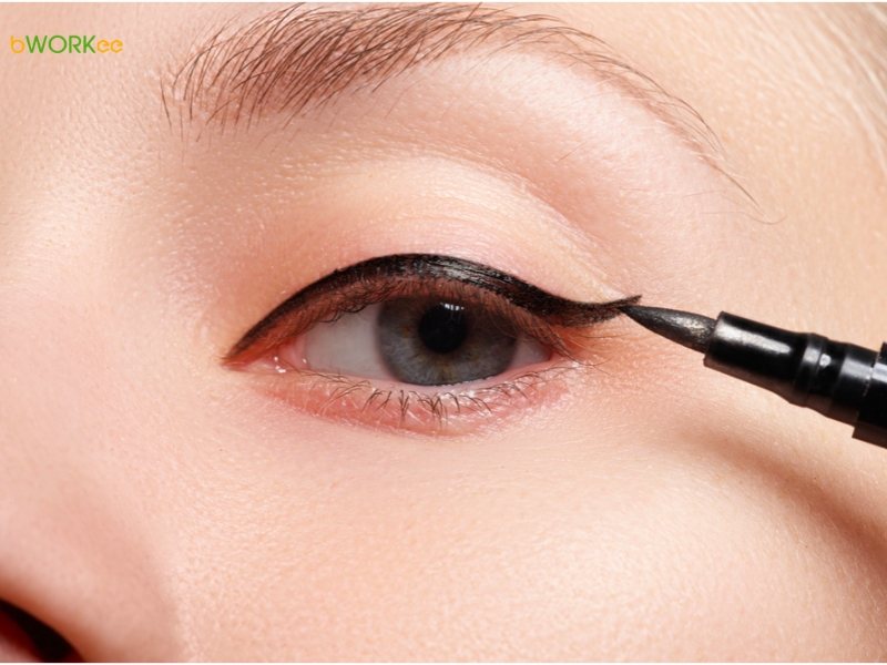 Bước 6: Kẻ mắt (Eyeliner)