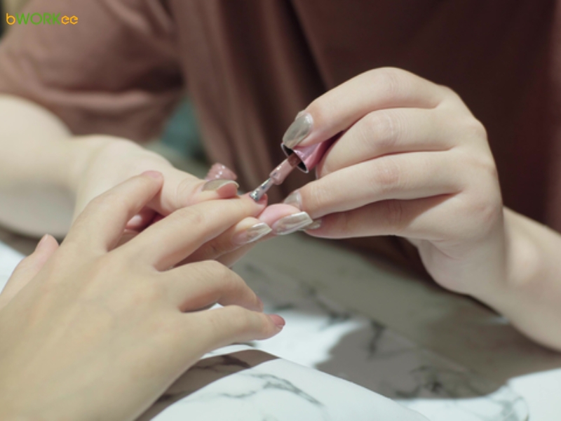 Thợ Sơn Và Vẽ Móng