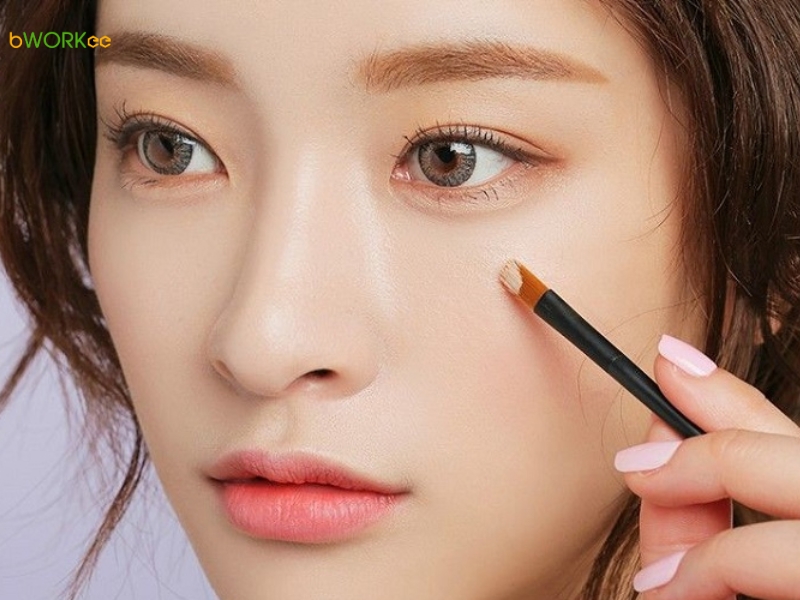 Bước 3: Thoa kem che khuyết điểm