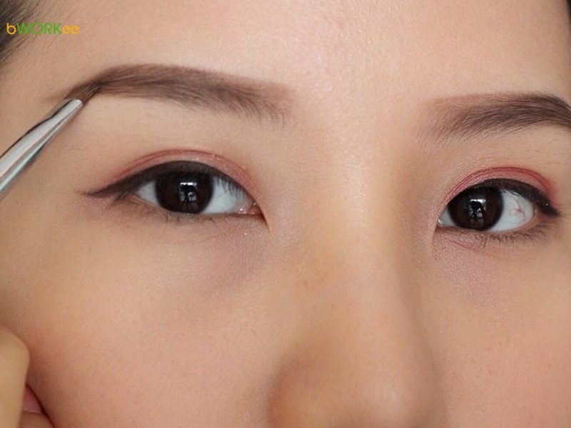 Bước 5: Vẽ chân mày