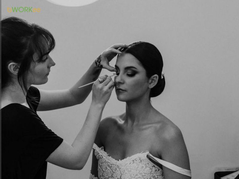 Lý Do Nên Sử Dụng Dịch Vụ Makeup Tại Nhà Phường Diên Hồng