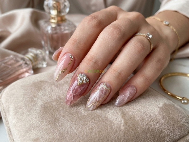4. Lutra Nail