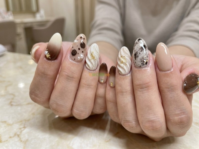 Tiệm Nails M&agrave;u Hồng X&atilde; Nhuận Đức