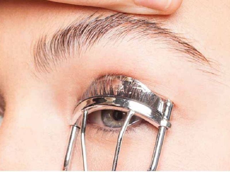 Bấm mi và chải mascara