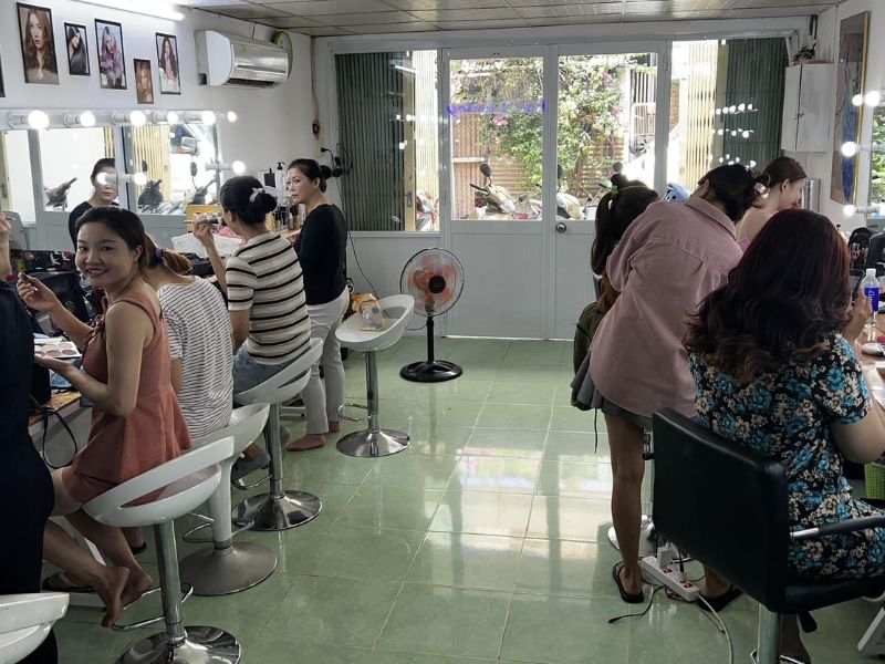 Huỳnh Tú Make up & Academy