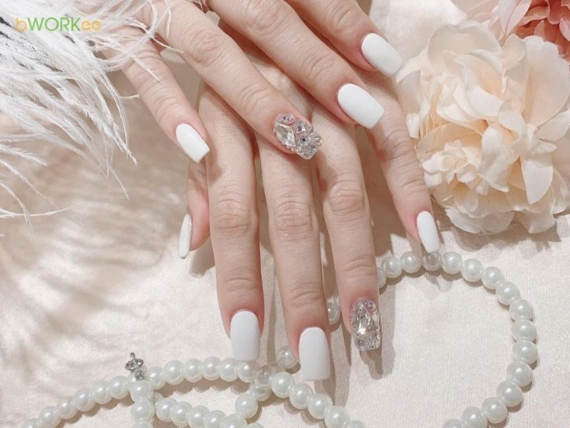 Nail trắng tinh khôi, nhẹ nhàng – Cổ điển và hiện đại