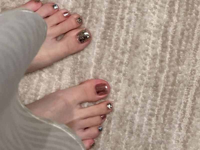 Móng chân tráng gương họa tiết