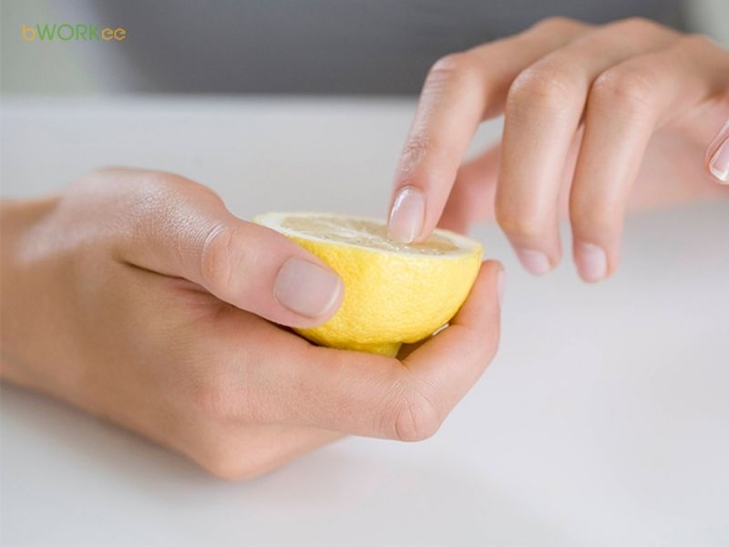 Dùng chanh giúp khử ố và làm sáng móng tự nhiên