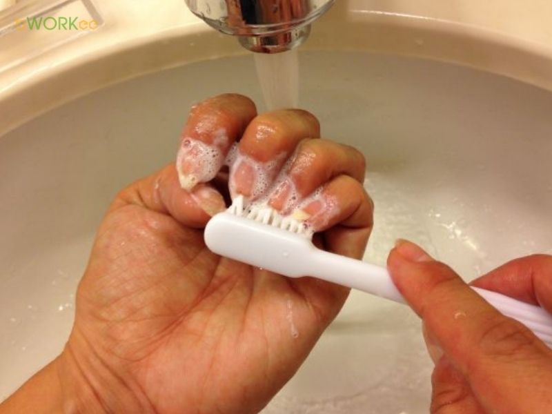  Dùng kem đánh răng để loại bỏ vết ố vàng trên móng