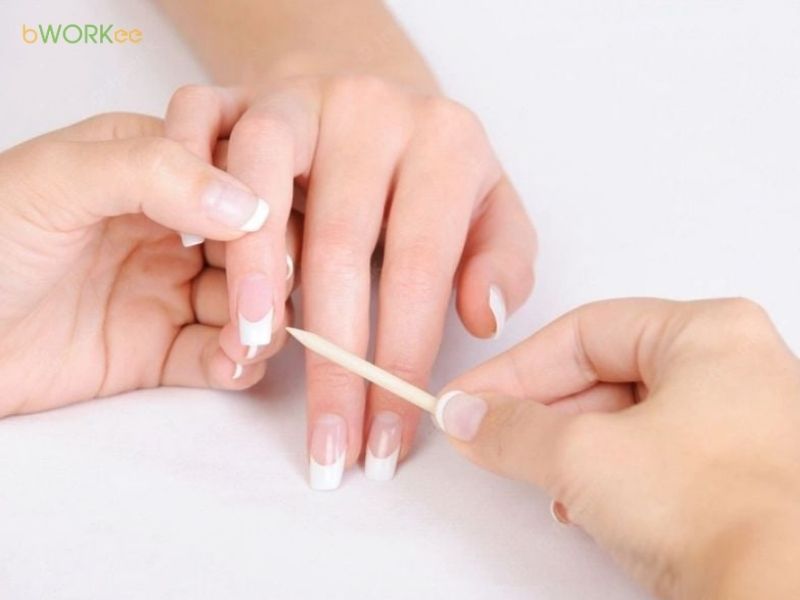 Làm sạch bụi bẩn, vi khuẩn dưới móng bằng dụng cụ vệ sinh