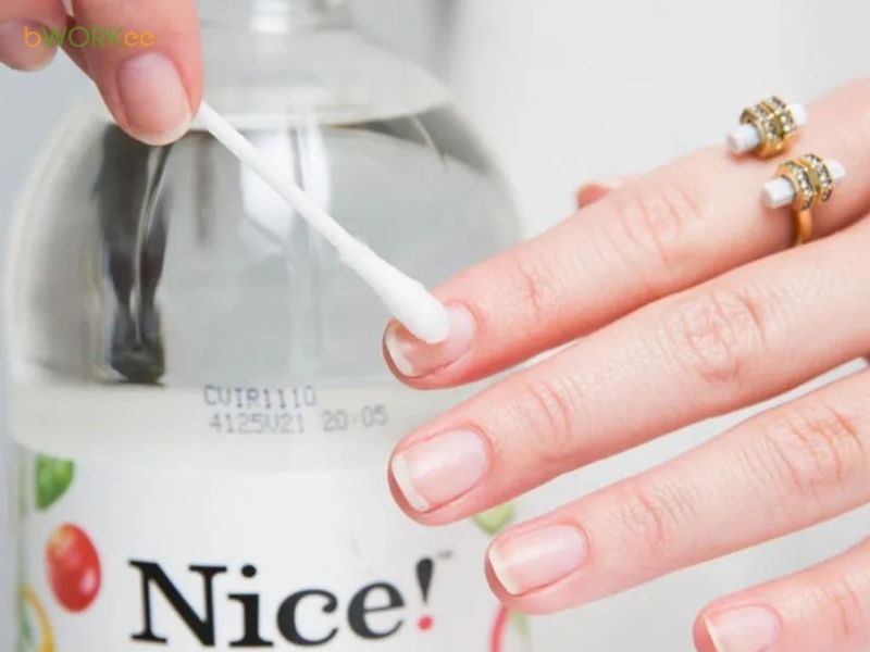 Làm sạch móng tay hiệu quả bằng giấm trắng
