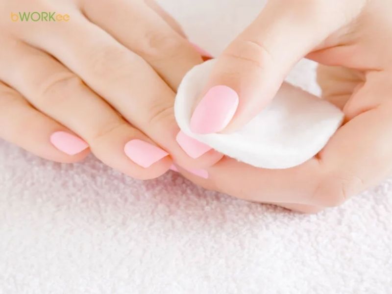 Loại bỏ lớp sơn cũ để móng khỏe hơn