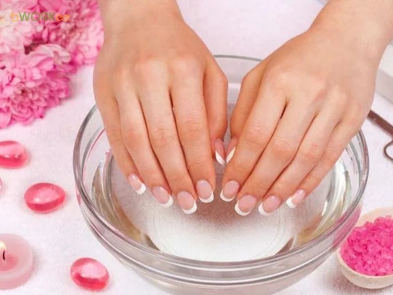  Ngâm móng tay trong nước ấm để loại bỏ tế bào chết