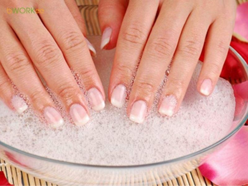 Rửa tay đúng cách để giữ móng luôn sạch và sáng