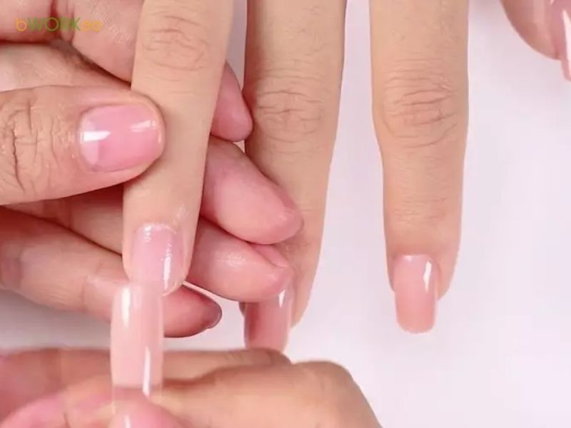 Ướm móng giả và chọn size phù hợp