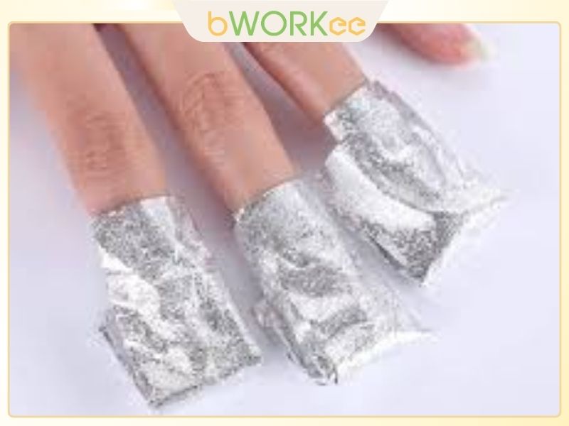 Bọc Giấy Bạc Quanh Đầu Móng Tay