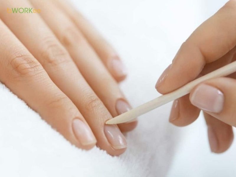 Làm sạch móng kỹ trước khi sơn