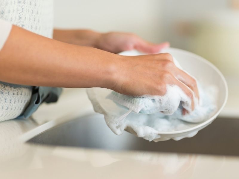 Thường xuyên tiếp xúc nước, hóa chất