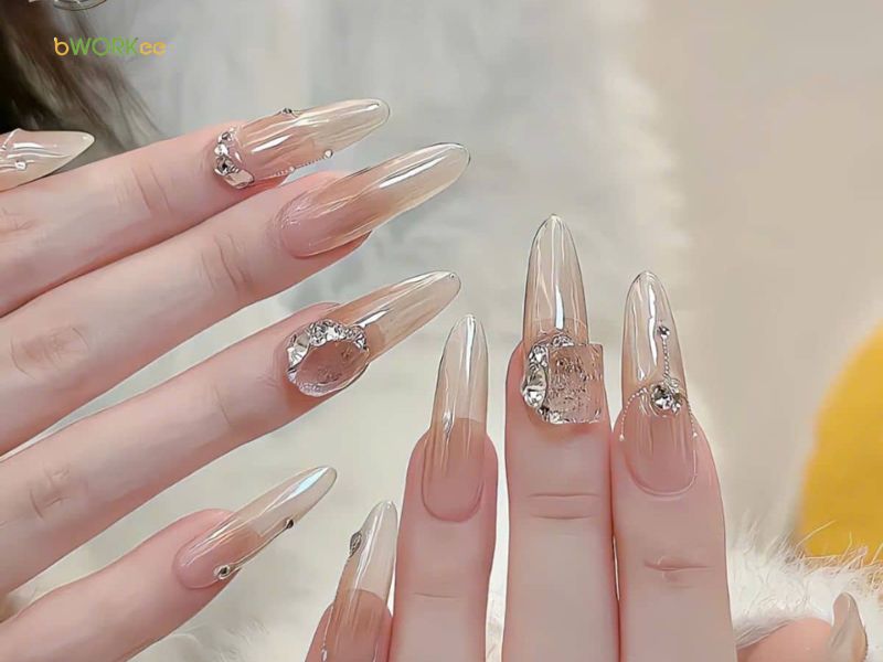 Chăm s&oacute;c m&oacute;ng cẩn thận